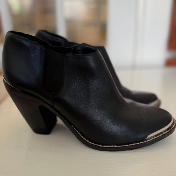 DV by Dolce Vita Black Leather Ankle Booties Size 6.5 - Picture 2 of 8